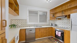 Fridge, microwave, oven, dishwasher - Regency Court 4 - The Entrance North (The Entrance North)