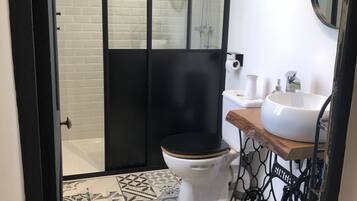 Een douche, een haardroger, handdoeken, zeep