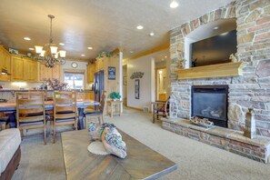 Dining - High-End Huntsville Condo w/ Private Hot Tub! (Huntsville)