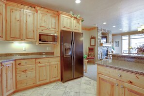 Fridge, microwave, stovetop, dishwasher - High-End Huntsville Condo w/ Private Hot Tub! (Huntsville)