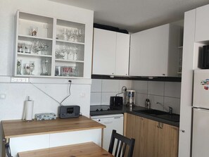 Micro-ondes, plaque de cuisson, lave-vaisselle, cafetière/bouilloire