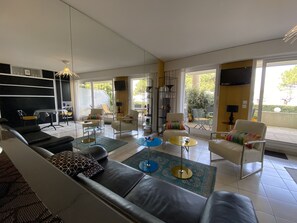 TV - Modern studio with terrace beach view and parking in Arcachon (Arcachon)
