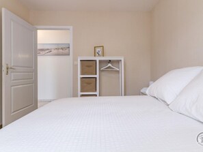 3 bedrooms, internet, bed sheets