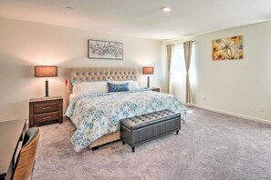 5 bedrooms, iron/ironing board, Internet, bed sheets - Sacramento Retreat w/ Yard ~ 13 Mi to Dtwn! (Sacramento)