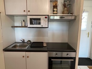 Køleskab, mikrobølgeovn, ovn, kogeplade