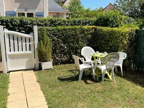 Outdoor dining - Charming 4-room duplex with pool, perfect for 6 people (Dives-sur-Mer)