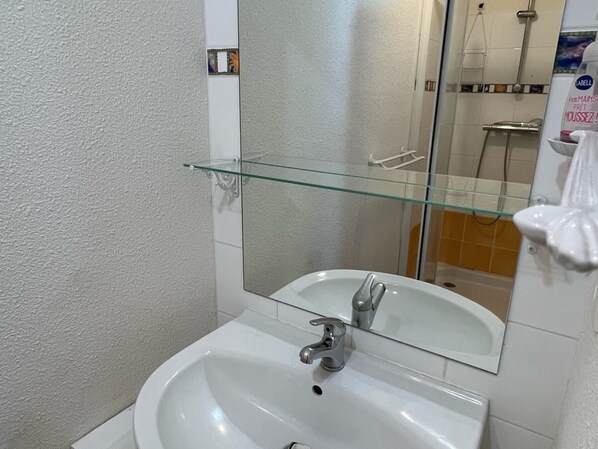 Bathroom - Charming 4-room duplex with pool, perfect for 6 people (Dives-sur-Mer)