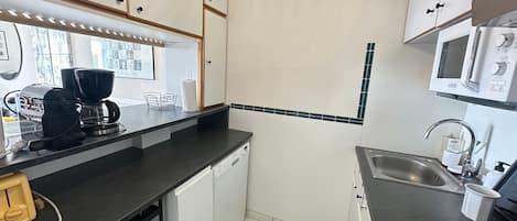 Frigorífico, microondas, horno y placa de cocina