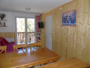 Interior - Charming 2BR + Sleeping Area, 300m from Shops & Ski, 6 Pax, Sheets Included (Valfréjus)