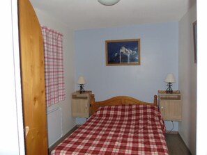 1 bedroom, bed sheets