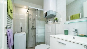 Studio (Studio Apartment with Terrace) | Bad | Dusj og håndklær