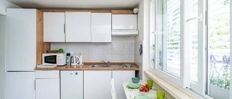 Monolocale (Studio Apartment with Terrace) | Cucina privata | Frigorifero, microonde, piano cottura, pentole/stoviglie/utensili