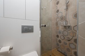 Shower, hair dryer, towels, shampoo