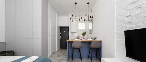 Iron/ironing board, WiFi, bed sheets