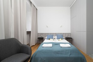 Iron/ironing board, WiFi, bed sheets
