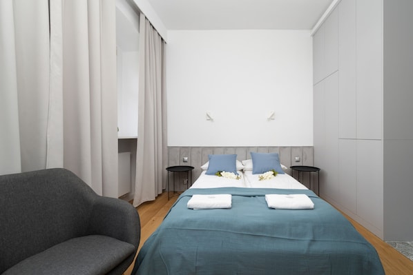 Iron/ironing board, WiFi, bed sheets