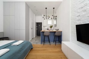 Tabla de planchar con plancha, wifi y ropa de cama 
