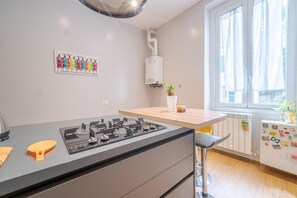 Een koelkast, een microgolfoven, een oven, een kookplaat