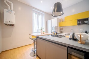 Een koelkast, een microgolfoven, een oven, een kookplaat