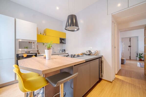 Fridge, microwave, oven, stovetop