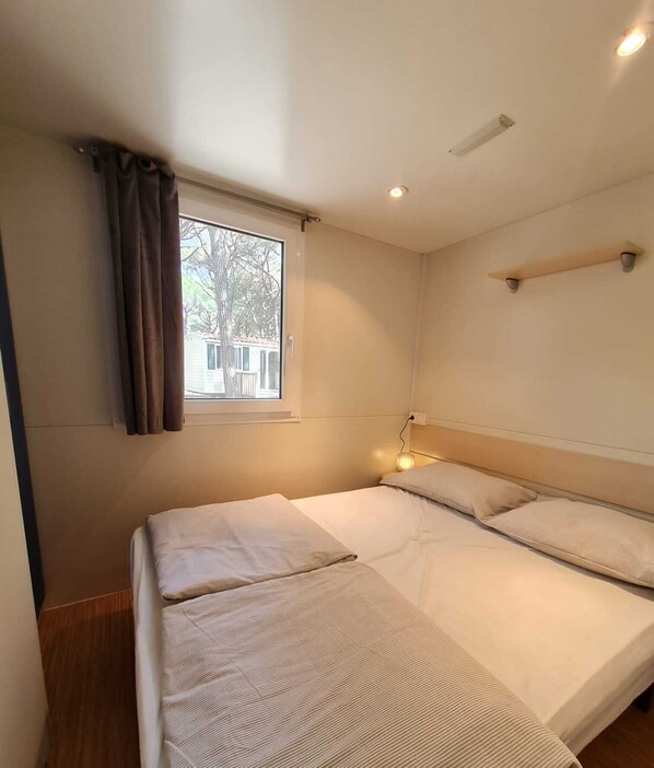 3 bedrooms, travel crib, free WiFi, bed sheets