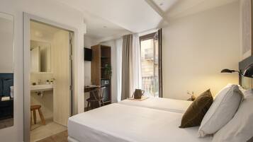 Doppelzimmer | Minibar, Zimmersafe, Schreibtisch, laptopgeeigneter Arbeitsplatz