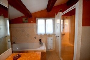 Combined shower/tub