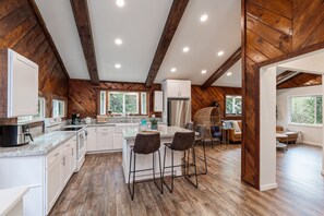 Kylskåp, mikrovågsugn, ugn och spishäll