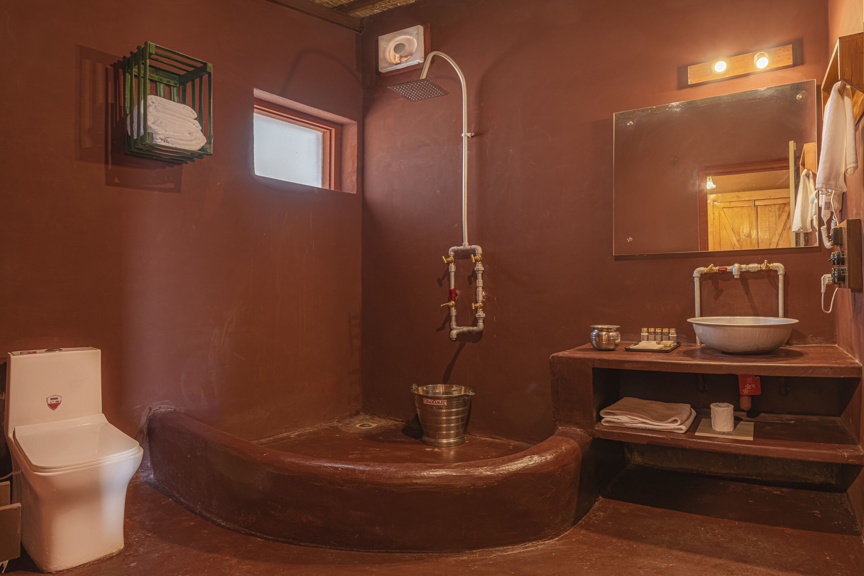 Un baño con ducha, lavamanos e inodoro.