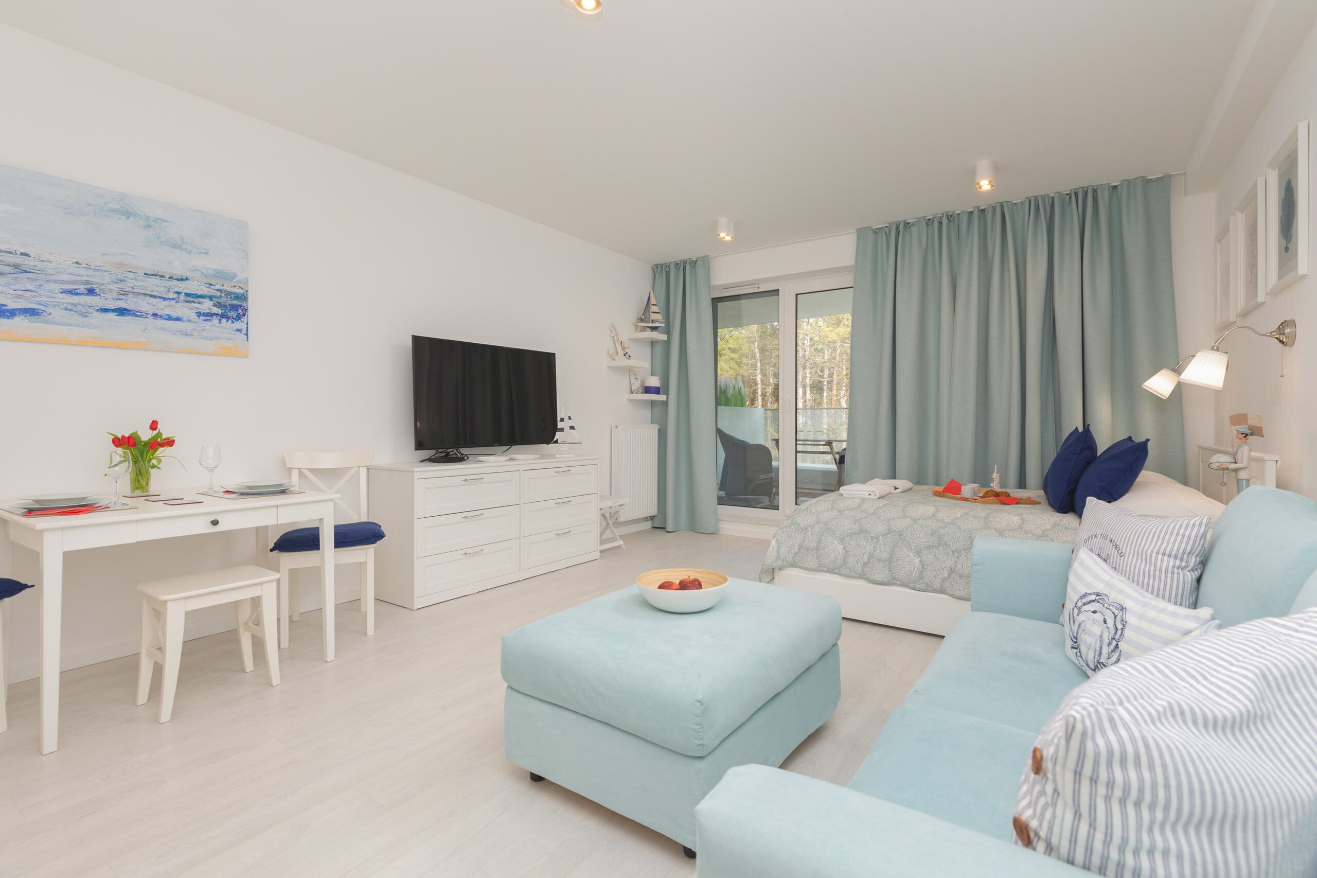 Tabla de planchar con plancha, wifi, ropa de cama