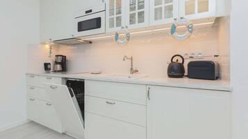 Réfrigérateur, micro-ondes, plaque de cuisson, lave-vaisselle