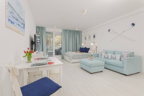 Tabla de planchar con plancha, wifi y ropa de cama 