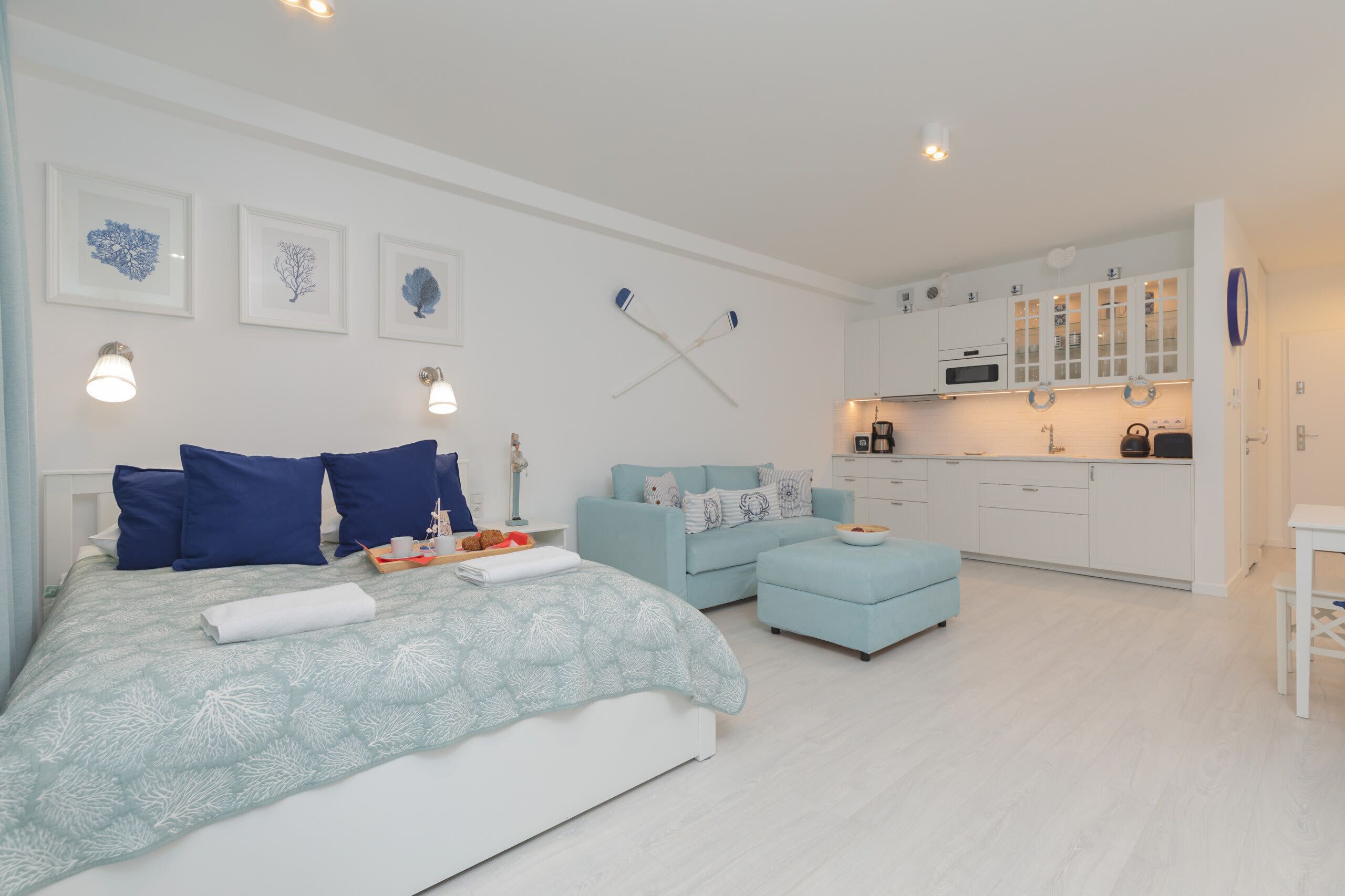 Tabla de planchar con plancha, wifi y ropa de cama 