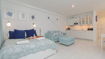 Tabla de planchar con plancha, wifi y ropa de cama