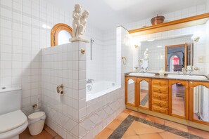 Baignoire, sèche-cheveux, serviettes fournies