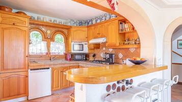 Een koelkast, een magnetron, een oven, een kookplaat