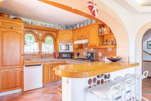 Fridge, microwave, oven, stovetop - Villa 'Casa Cachito' with Sea View, Wi-Fi and Air Conditioning (Benissa)