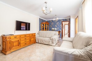 TV, streaming services - Holiday Apartment 'Terraza Mar y Montaña' with Sea View, 2 Terraces & Wi-Fi (Nerja)