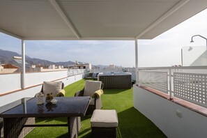 Outdoor spa tub - Holiday Apartment 'Terraza Mar y Montaña' with Sea View, 2 Terraces & Wi-Fi (Nerja)