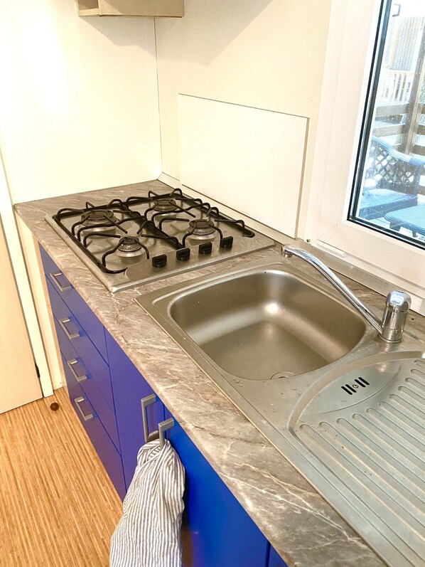 Réfrigérateur, micro-ondes, plaque de cuisson, cafetière/bouilloire