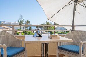 Outdoor dining - Holiday Apartment "Veleta ll" close to Beach with Sea View, Shared Pool & Wi-Fi (Pollença)