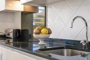 Fridge, microwave, oven, stovetop - Holiday Apartment "Veleta ll" close to Beach with Sea View, Shared Pool & Wi-Fi (Pollença)