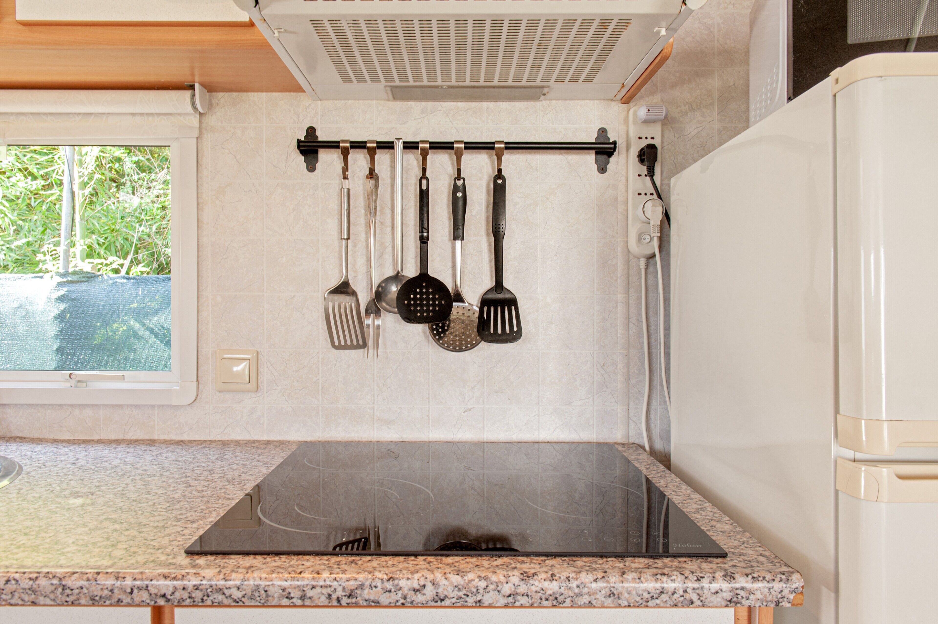 Refrigerador, microondas, parrilla de estufa y tetera eléctrica 