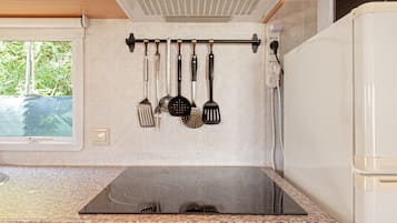 Refrigerador, microondas, parrilla de estufa y tetera eléctrica