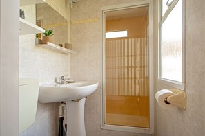 Een douche, een haardroger, handdoeken