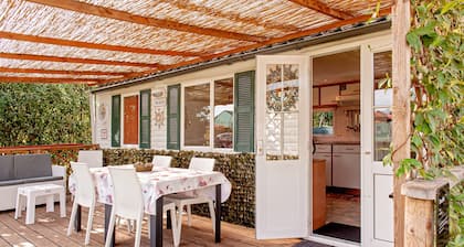 Ferienhaus 'Oase am Fluss' mit Garten, privater Terrasse und WLAN