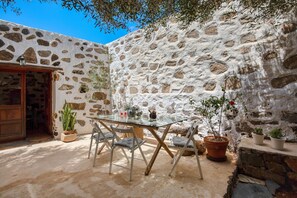 Outdoor dining - Vacation Home 'La Casa de Petrita' with Mountain View, Garden & Wi-Fi (Pájara)