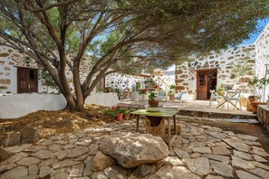 Outdoor dining - Vacation Home 'La Casa de Petrita' with Mountain View, Garden & Wi-Fi (Pájara)