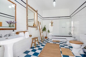 Bathtub, towels - Vacation Home 'La Casa de Petrita' with Mountain View, Garden & Wi-Fi (Pájara)