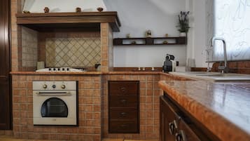 Frigorifero, forno, piano cottura, macchina per tè/caffè